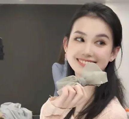 吃瓜女主网红是谁,揭秘吃瓜女主网红的神秘面纱 第2张 吃瓜女主网红是谁,揭秘吃瓜女主网红的神秘面纱 第2张